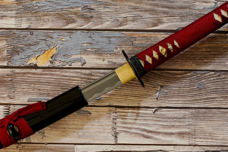 Katana aiguisé forge Damas « Ketsueki » (血液, sang), tressages rouges