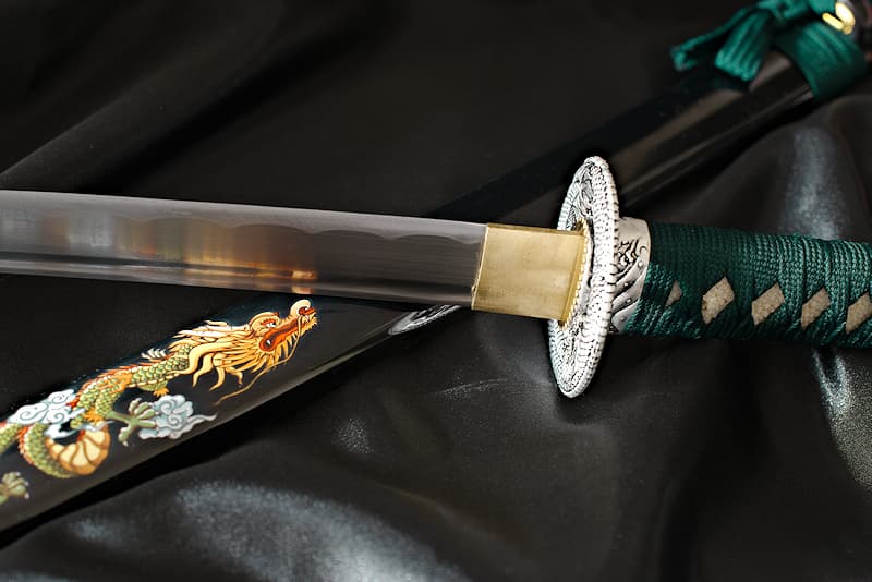 « Dragon d’émeraude », katana aiguisé, décors avec dragon