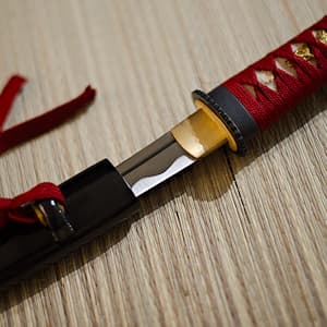 Tantō aiguisé Ake (朱, rouge sang), ito et sageo rouge sombre